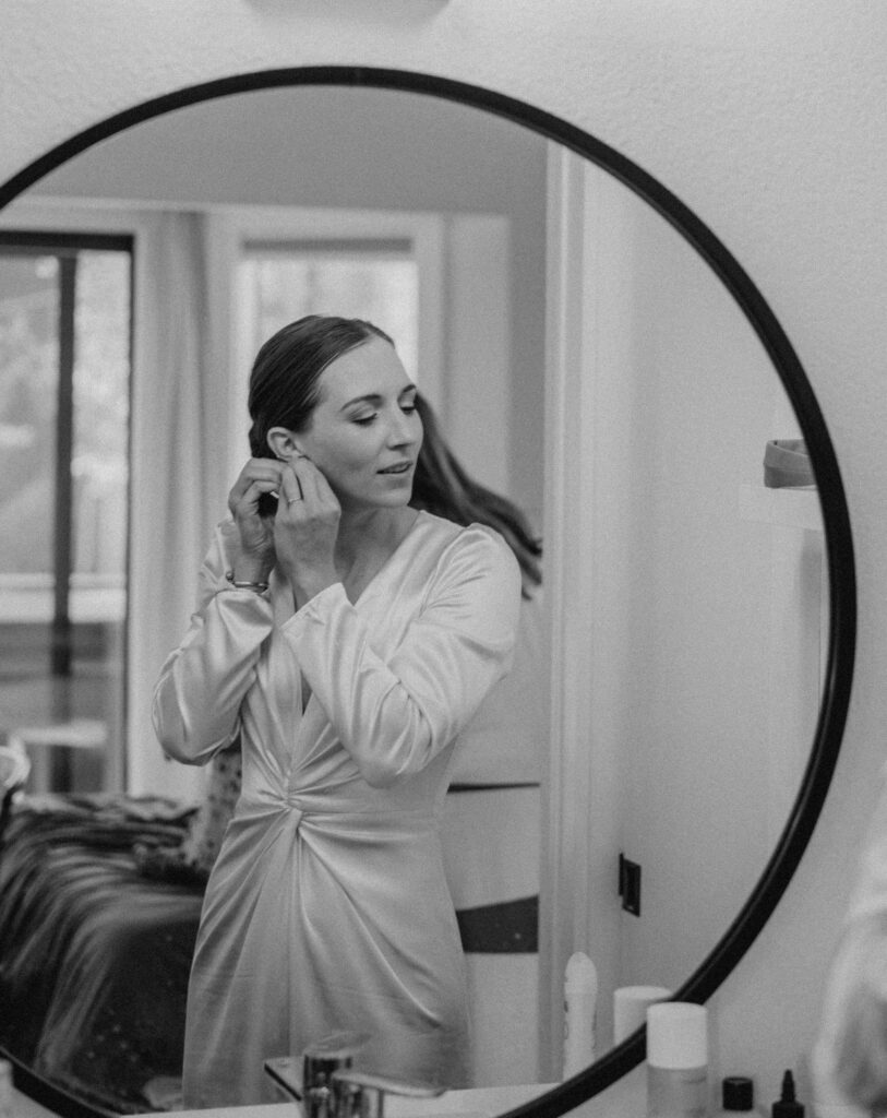 bride getting ready for her wedding day in oregon 
