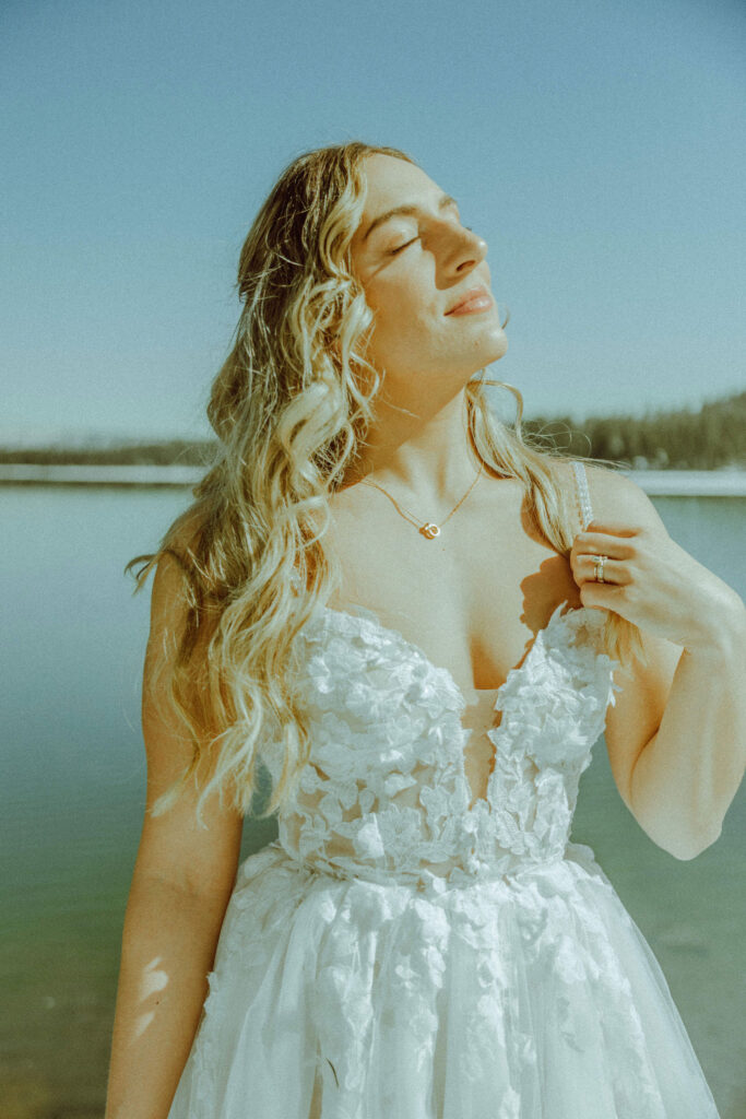 winter bridal shoot at suttle lake in bend oregon 