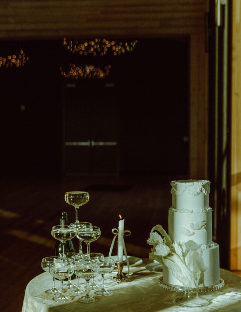wedding cake and champagne tower at black butte ranch wedding 