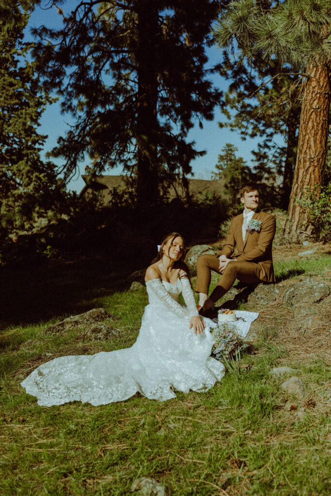 bride and groom at hollinshead park bend oregon 