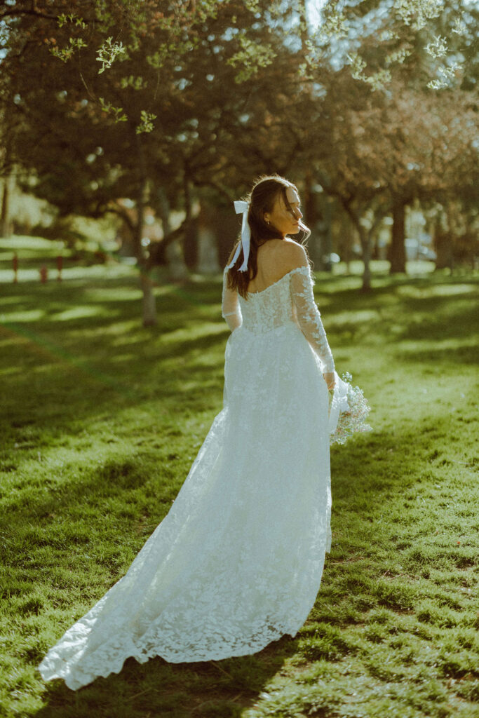 bride posing at hollinshead barn wedding venue in hollinshead park bend oregon 