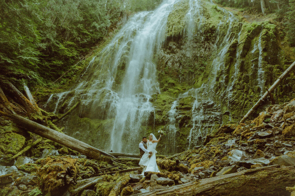 bride and groom eloping at proxy falls in oregon